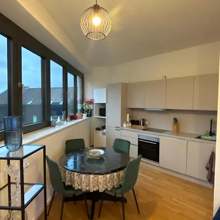 Check Point Charlie Luxury With Balcony 아파트