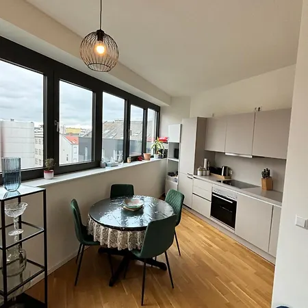 Check Point Charlie Luxury With Balcony Berlijn