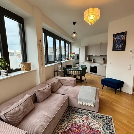 Check Point Charlie Luxury With Balcony Berlijn